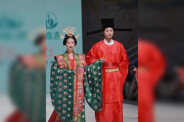 2024港100名美女排行榜深度解析:顏值與實(shí)力并存的香江魅力榜單