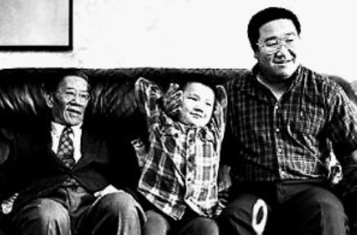 時(shí)空對話：英達(dá)簡歷個(gè)人資料背后的文化密碼探尋