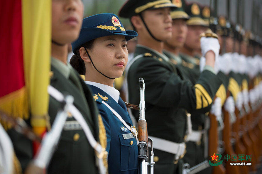 中國(guó)人民解放軍儀仗隊(duì)女兵方隊(duì)：榮耀場(chǎng)景聚合下的多元力量特寫(xiě)
