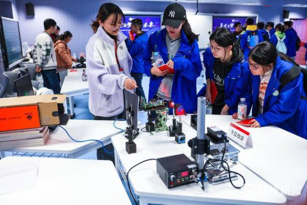 奇遇未來：探秘2025年新奧正版免費大全的數字邊境
