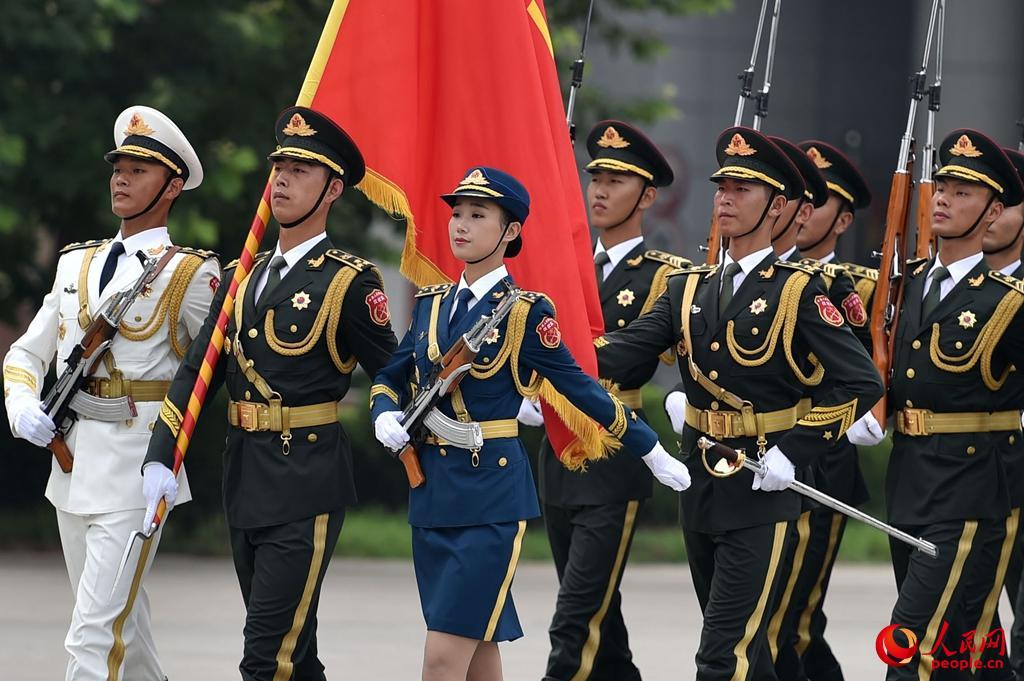 一場(chǎng)關(guān)于中國人民解放軍儀仗隊(duì)女兵的童年夢(mèng)想奇遇
