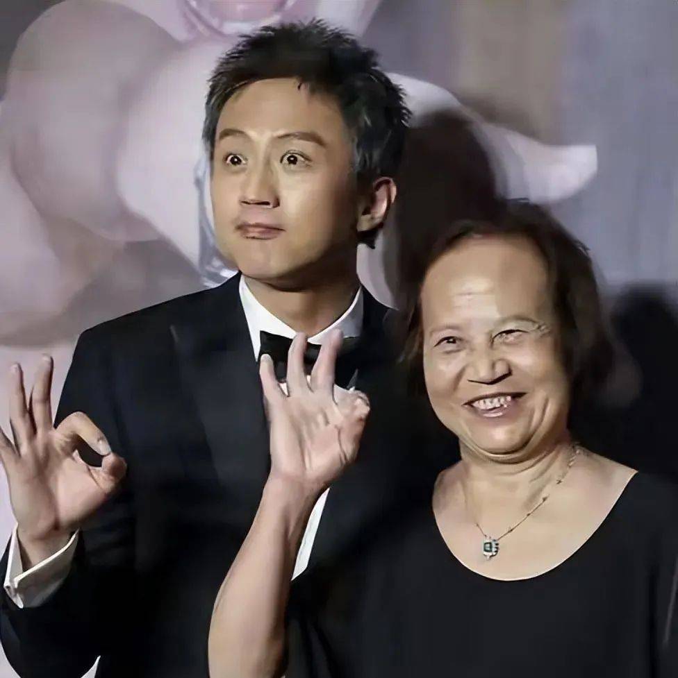 鄧超的個(gè)人資料簡(jiǎn)介及家世:深度解析這位多棲藝人的成長(zhǎng)與家庭