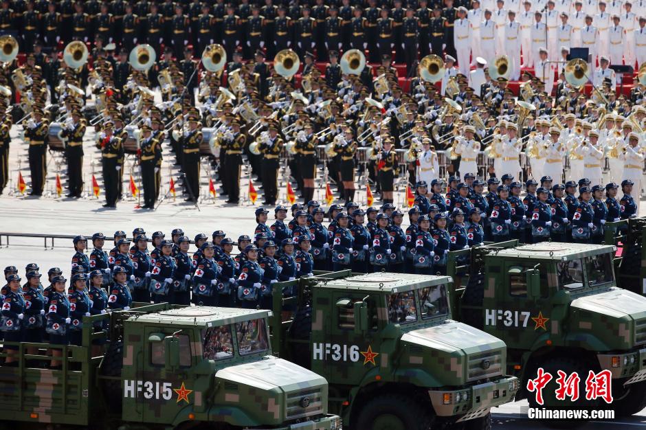 深度解析：閱兵一個方隊多少人組成？編制、意義與演變?nèi)ヂ? width=