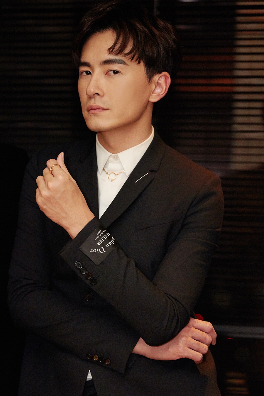 咖啡館里的光影對話:細(xì)說演員鄭凱資料個(gè)人介紹與熒幕內(nèi)外