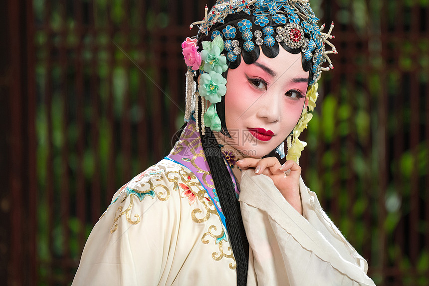 孫千個(gè)人資料背景介紹深度解析：探秘新生代演員的成長(zhǎng)軌跡與熒幕魅力