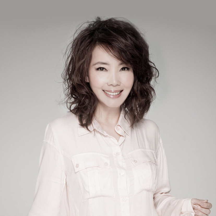 深度解析：辛?xí)早鞯奈⑿攀撬c世界連接的橋梁，探秘天后社交生活